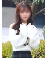 瑠璃川ゆりあ(24)